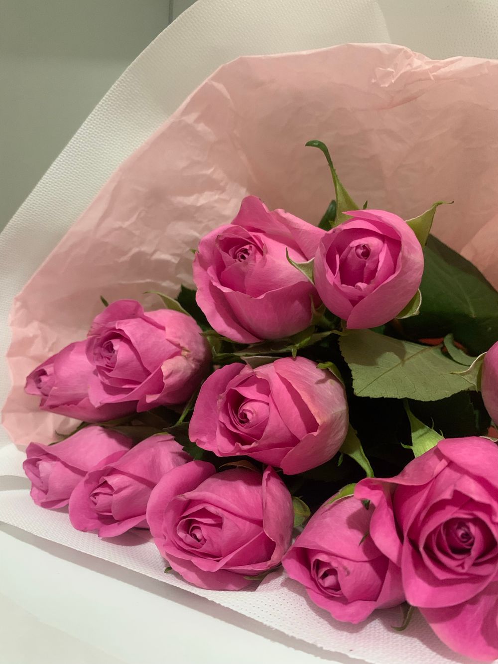 Elegant verpackter Geschenkstrauß mit Rosen